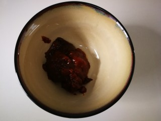 5、#一碗面条#鸡蛋面（黄豆酱版）,准备两勺黄豆酱。