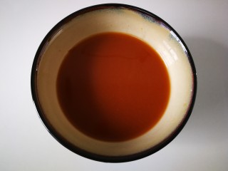 6、#一碗面条#鸡蛋面（黄豆酱版）,加100毫升左右的的清水，搅拌均匀。