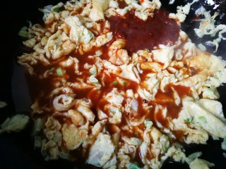 9、#一碗面条#鸡蛋面（黄豆酱版）,鸡蛋快炒熟时，倒入黄豆酱汁。