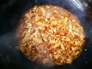 10、#一碗面条#鸡蛋面（黄豆酱版）,烧到水开，倒入水淀粉勾芡。