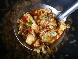 11、#一碗面条#鸡蛋面（黄豆酱版）,熬到这样就行了，汤汁有，但不多。拌面吃够用就行。