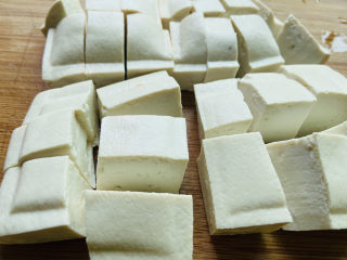 1、家常烧豆腐,豆腐清洗一下切成块