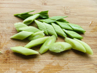 2、家常烧豆腐,青蒜洗净切小段