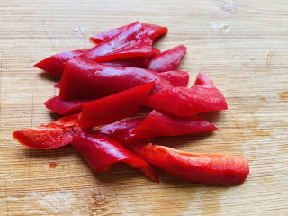 3、家常烧豆腐,红椒洗净切小片