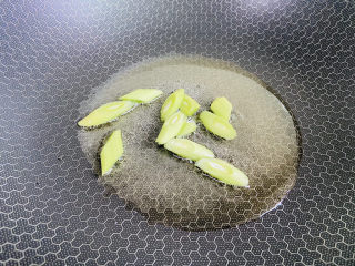 4、家常烧豆腐,起油锅放入青蒜炒香