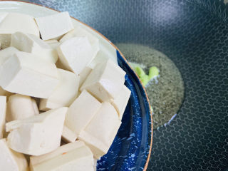 5、家常烧豆腐,放入豆腐