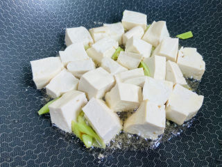 6、家常烧豆腐,小火慢煎至微黄