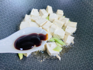 8、家常烧豆腐,烹入一勺蚝油