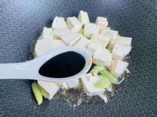 9、家常烧豆腐,烹入一勺生抽