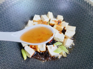 10、家常烧豆腐,烹入一勺料酒提香