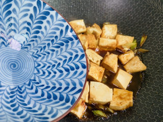 12、家常烧豆腐,加入小半碗热水