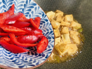 14、家常烧豆腐,倒入红椒