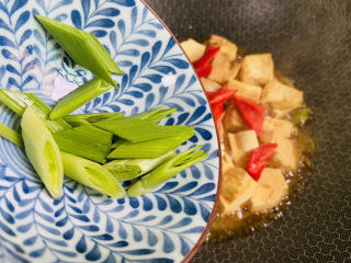 15、家常烧豆腐,倒入青蒜叶翻炒至断生