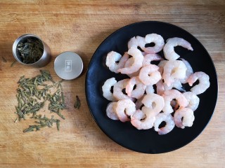1、十味 龙井虾仁,准备食材。龙井茶和鲜虾。