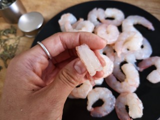 2、十味 龙井虾仁,将鲜虾去壳剥出虾仁，并开背去虾线后洗净。