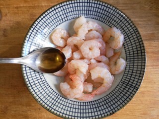 4、十味 龙井虾仁,加入一勺料酒。