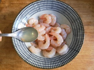 5、十味 龙井虾仁,加入一勺蛋清。