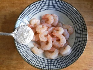 6、十味 龙井虾仁,加入一小勺玉米淀粉。