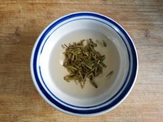 11、十味 龙井虾仁,重新放入碗中泡入开水待用。