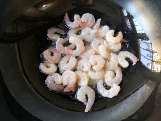 12、十味 龙井虾仁,热锅倒入油，烧至5成热时下入腌好的虾仁。