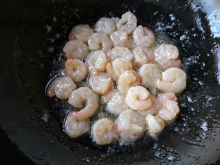 13、十味 龙井虾仁,迅速划散，变色后控油盛出备用。