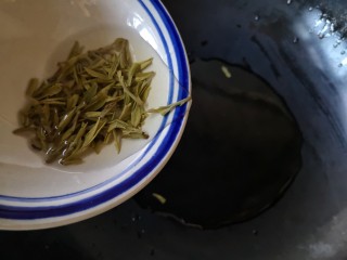 14、十味 龙井虾仁,另起锅倒入茶水。
