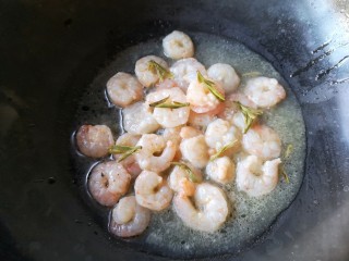 16、十味 龙井虾仁,倒入虾仁保持大火，加入一点泡好的茶叶翻炒收汁即可。