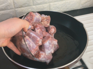 1、解馋小吃辣鸭脖,鸭脖泡3小时 中间换几次水 再冷水下锅