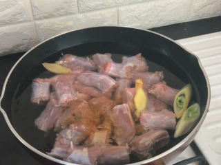2、解馋小吃辣鸭脖,姜片 大葱段 料酒 开火煮