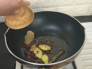 4、解馋小吃辣鸭脖,八角 桂皮 香叶 花椒 干辣椒 姜片 草果 翻炒出香味