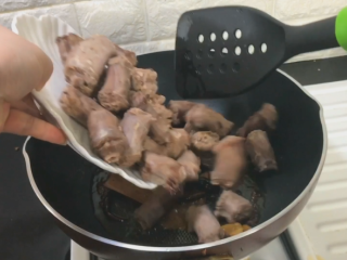 5、解馋小吃辣鸭脖,炒出香味 倒入鸭脖 翻动几下