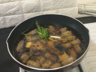 8、解馋小吃辣鸭脖,倒入料酒 盖上煮30分钟