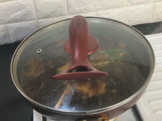 10、解馋小吃辣鸭脖,盖上再煮30分钟