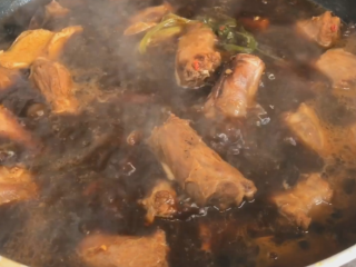 11、解馋小吃辣鸭脖,然后大火收汁即可