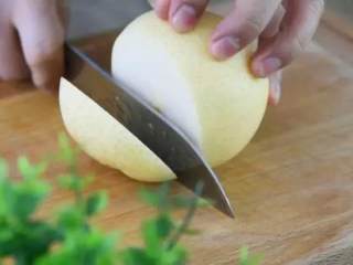 1、【冰糖炖雪梨】小儿润肺止咳的良方,雪梨3/1处切开