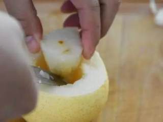 2、【冰糖炖雪梨】小儿润肺止咳的良方,将梨掏空备用