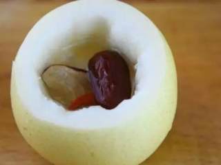 4、【冰糖炖雪梨】小儿润肺止咳的良方,将红枣、冰糖、枸杞放入梨中，再倒入适量清水