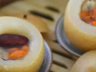 6、【冰糖炖雪梨】小儿润肺止咳的良方,沸水蒸30分钟即可