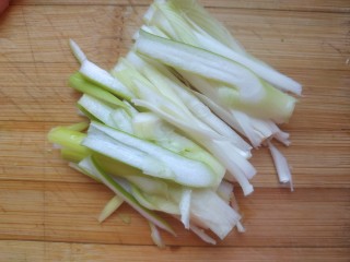4、干煸芸豆,葱切丝