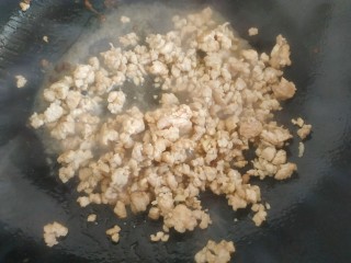 11、干煸芸豆,翻炒至变白