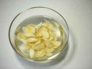 1、传世五宝汤-带带,将百合浸泡3小时；百合干浸泡好后变白，瓣变大