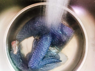 2、当归黄芪乌鸡汤,冲洗干净