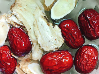 7、当归黄芪乌鸡汤,冲洗一下，将红枣去核