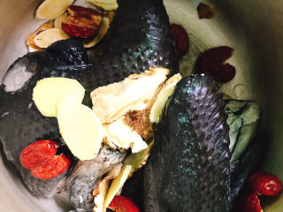 8、当归黄芪乌鸡汤,乌骨鸡放入高压锅中，将药材和姜片也放入锅中