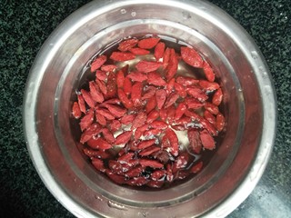 1、红糖汤丸,枸杞子用水泡软