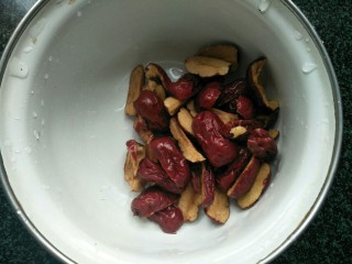 3、红糖汤丸,红枣对切后去核洗干净