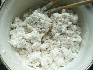 5、红糖汤丸,搅成絮状揉成不粘手软度适中的面团，静置五分钟。