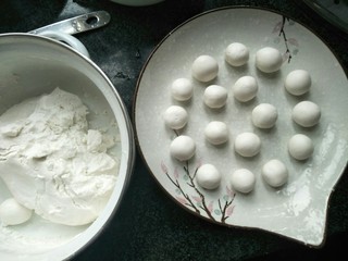 6、红糖汤丸,将面团揉成自己喜欢的大小的圆剂子。