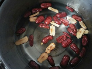 7、红糖汤丸,锅内放水加入红枣和红糖煮沸后再煮十分钟让红枣煮出味。