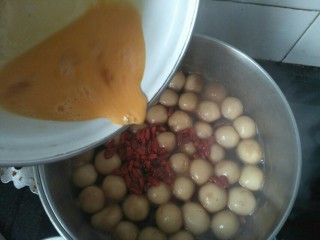 11、红糖汤丸,鸡蛋打散搅拌均匀后倒入锅中用勺子搅拌均匀煮沸关火即可。